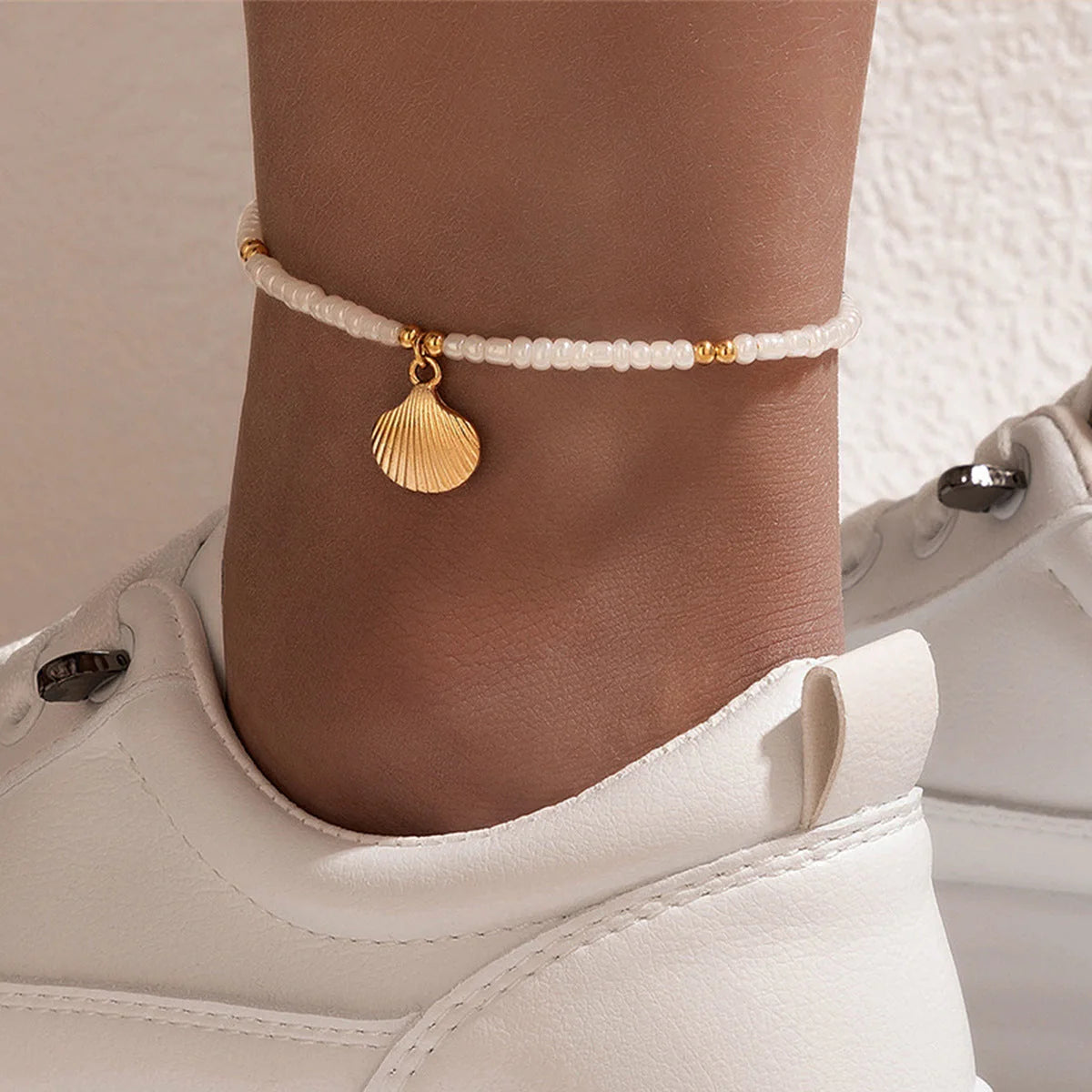 Stylish and adjustable beach shell anklet with bohemian-inspired design, perfect for adding a touch of coastal charm to summer outfits