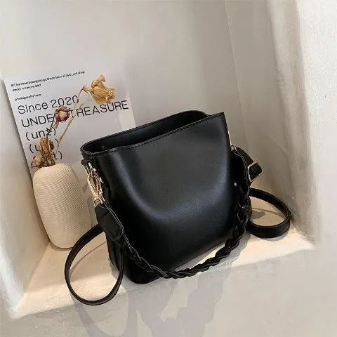 Fashion retro one-shoulder crossbody underarm bucket bag in khaki with weaving details and PU material