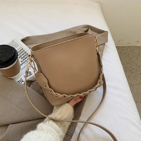 Fashion retro one-shoulder crossbody underarm bucket bag in khaki with weaving details and PU material