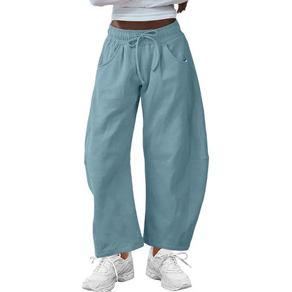 Loose fit cropped sweatpants in army green with an elastic drawstring waistband and side pockets.
