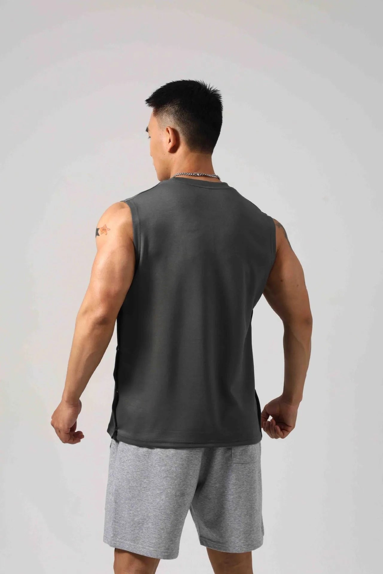 Men's loose black cotton fitness vest with hidden side hooks in Korean style.