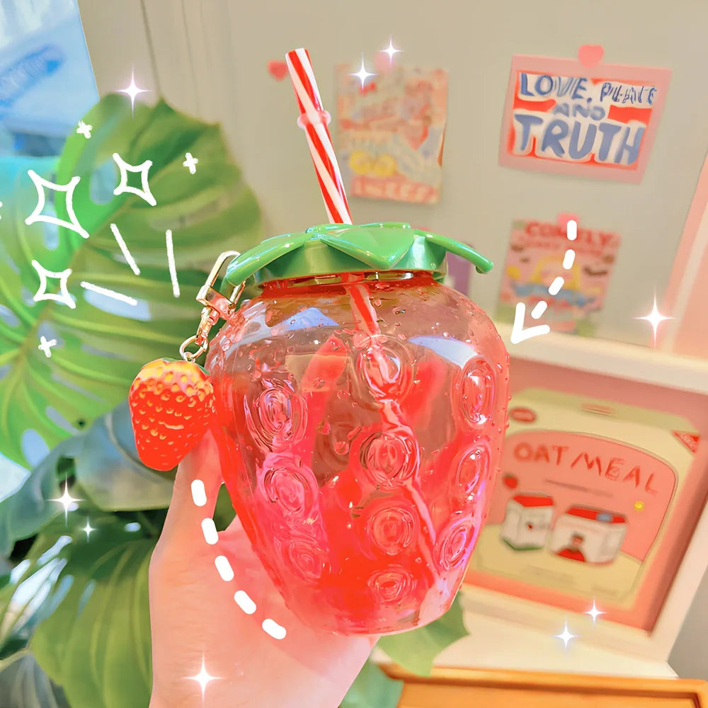 Cute 500ml kawaii strawberry water bottle with integrated straw, BPA-free PP plastic, 12cm tall, red fruit design for cold drinks