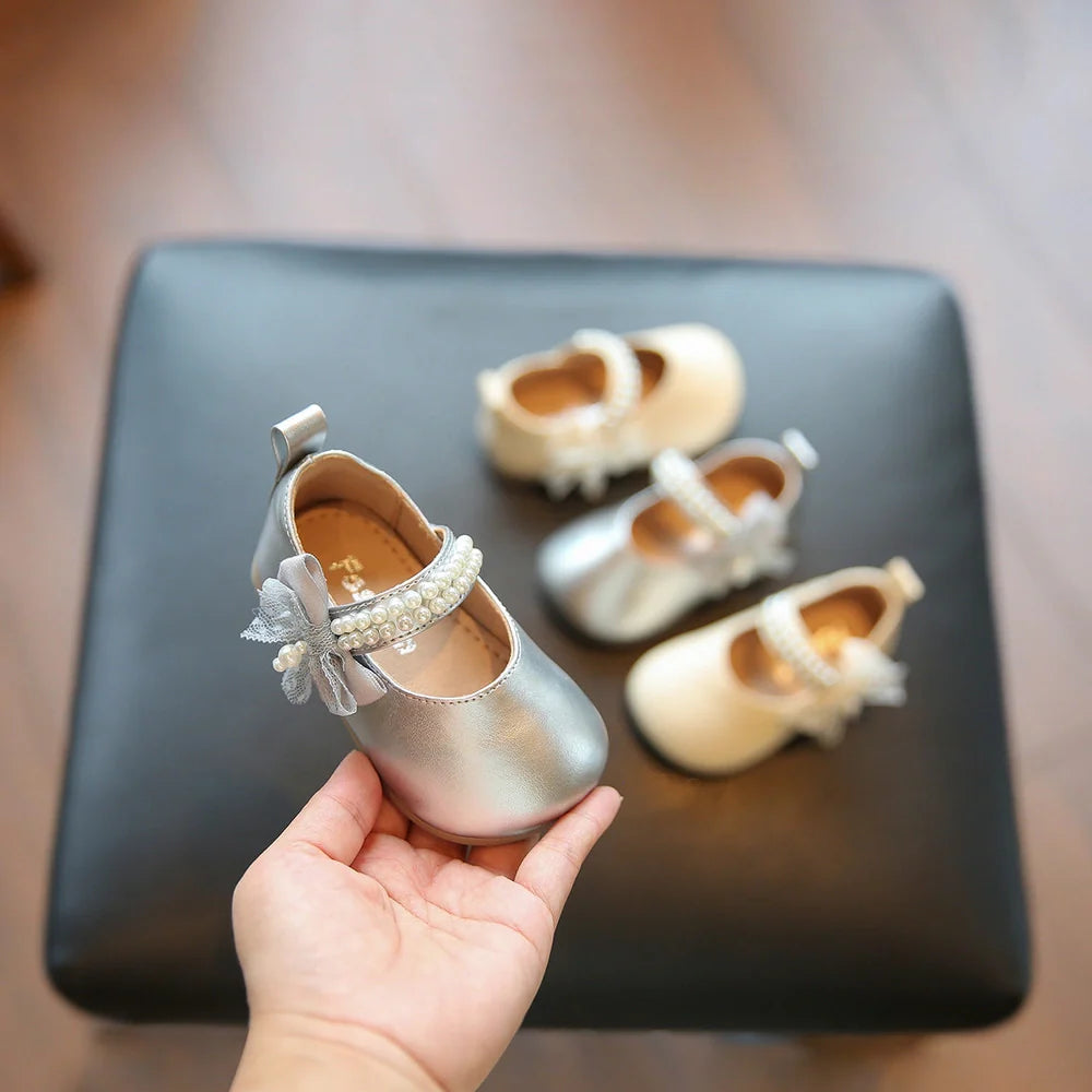Leather girls' walking shoes in beige with princess square mouth, bow, and non-slip sole for toddlers