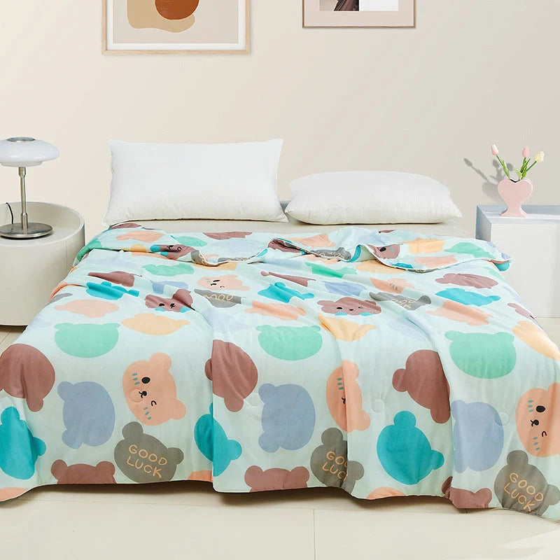 Ultra-soft, machine-washable cooling quilt made with breathable ice silk fabric for year-round comfort