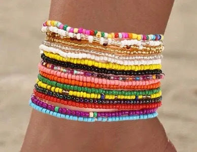 Handmade bohemian beaded bracelet set with 17 mixed material pieces in Set colour