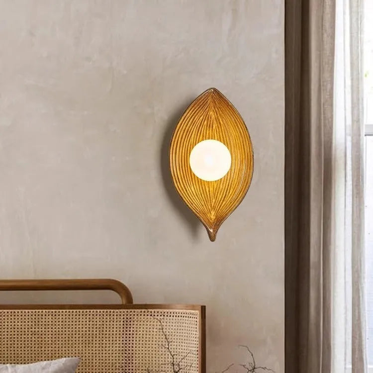 Nordic leaf wall lamp with resin boat-shaped shade in black, white or wood colour Type A, 110-220V warm light