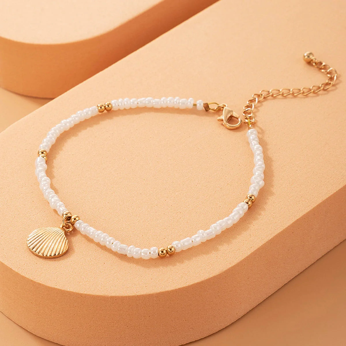 Stylish and adjustable beach shell anklet with bohemian-inspired design, perfect for adding a touch of coastal charm to summer outfits