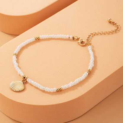 Stylish and adjustable beach shell anklet with bohemian-inspired design, perfect for adding a touch of coastal charm to summer outfits