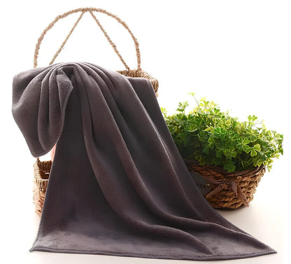 Microfiber pet towel in blue colour showing 40x60cm size with water absorption demonstration
