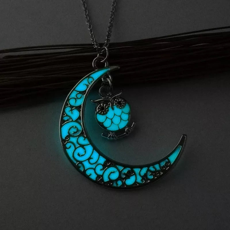 Silver-plated glowing pendant necklace with adjustable chain, luminescent feature