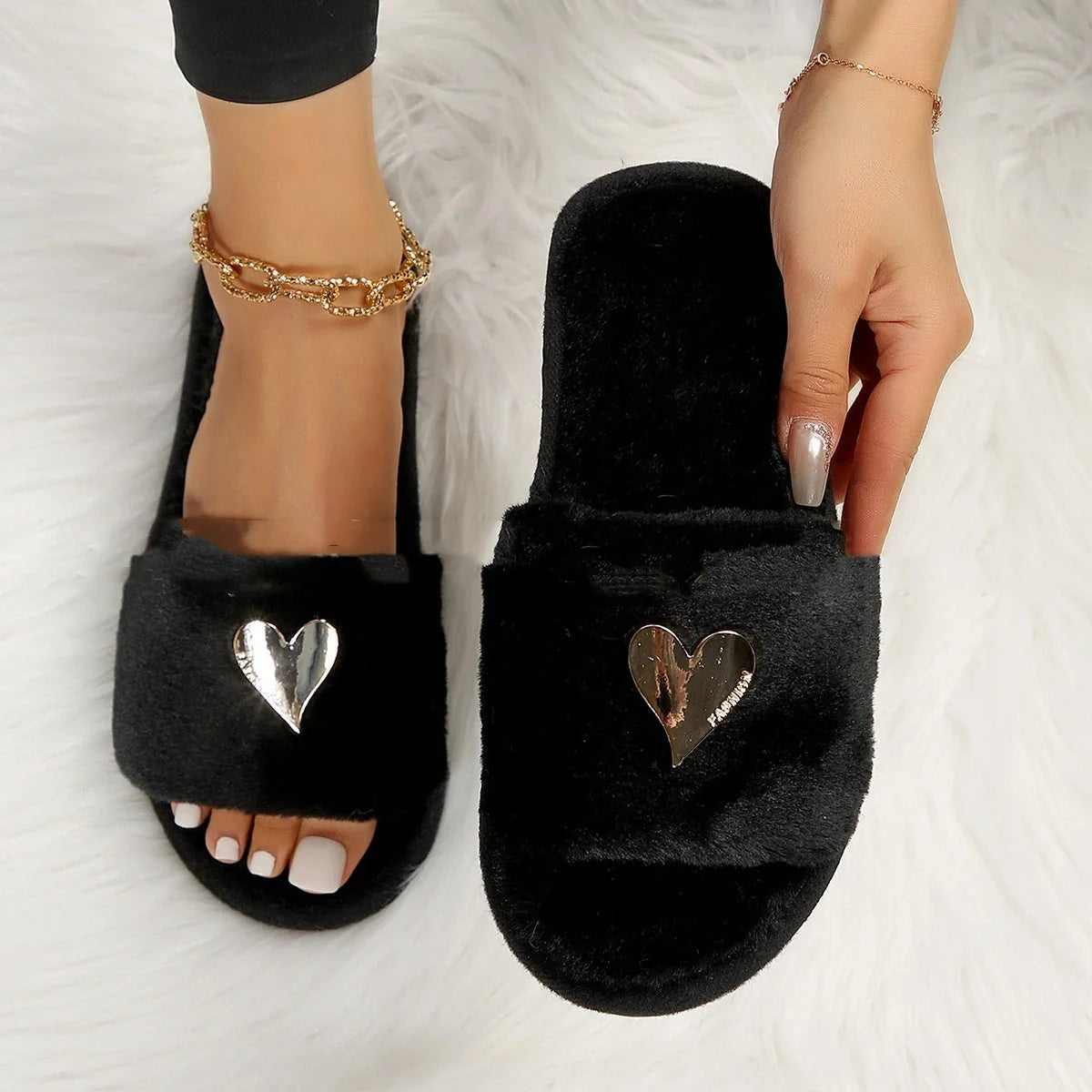 Cozy women's faux fur slippers with heart pendant in various colors