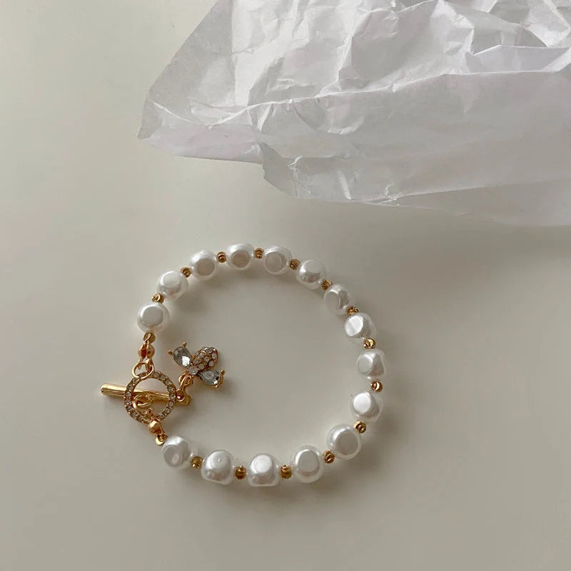 Elegant natural stone and pearl bracelet with a dazzling pendant design, perfect for enhancing any outfit
