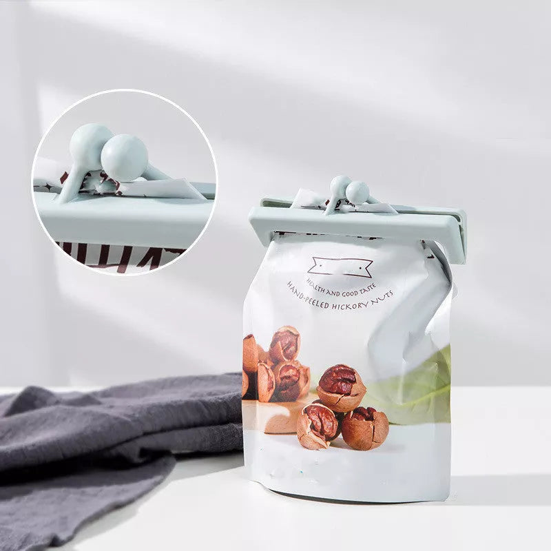 Push-button plain food bag sealing clips in blue and pink, durable PP material