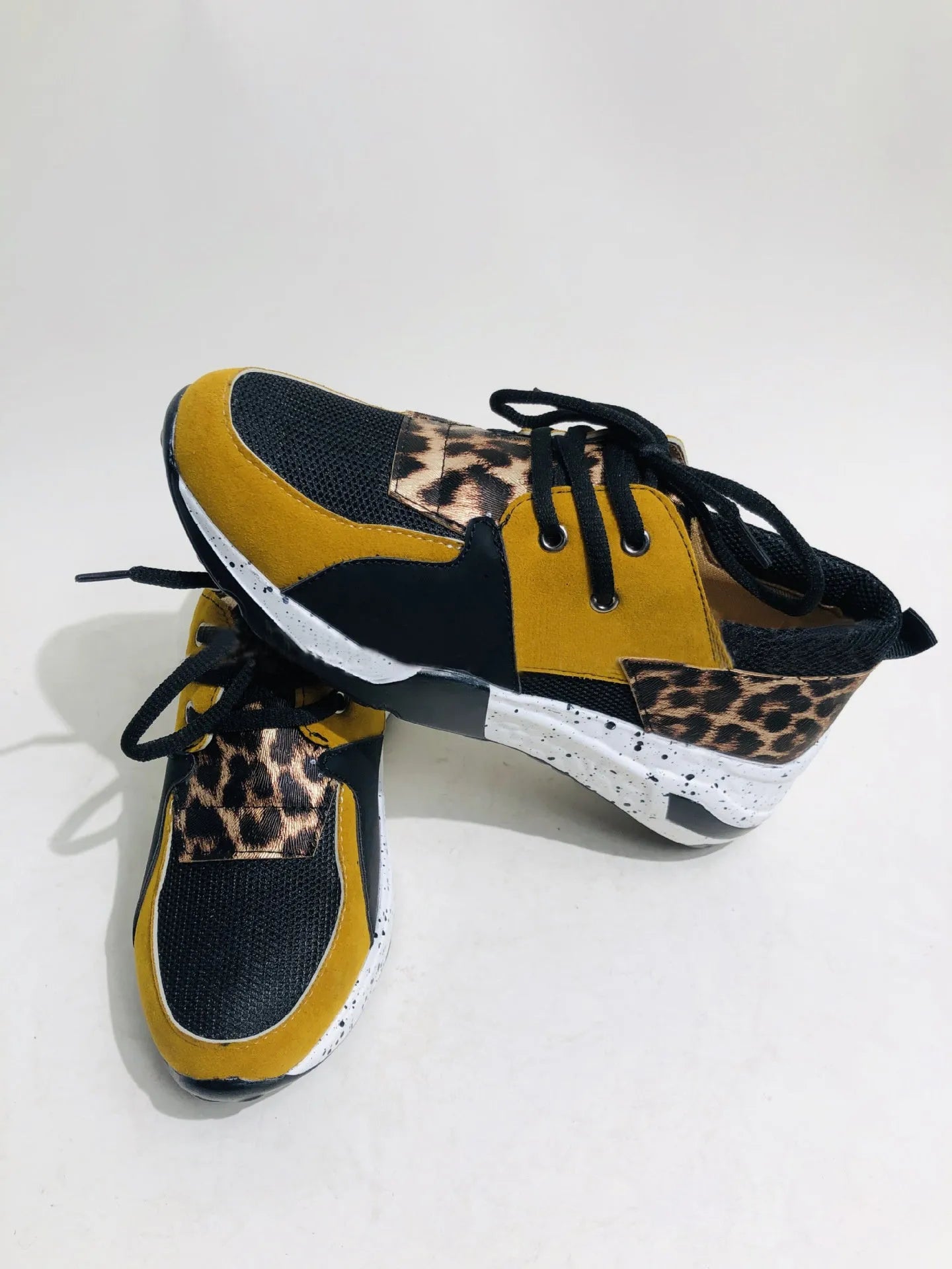 Women's casual sports shoes in black suede with wedge heel and round toe for daily wear