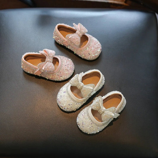 Leather girls' walking shoes with Velcro straps in milky white colour for toddlers