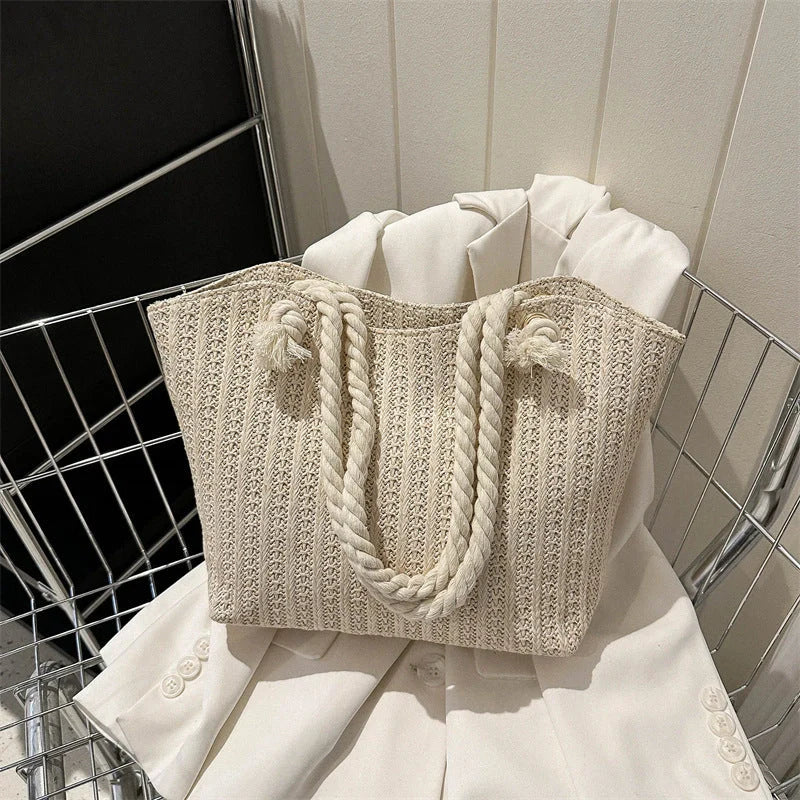 Stylish and spacious straw tote bag for women, featuring a timeless design and durable construction