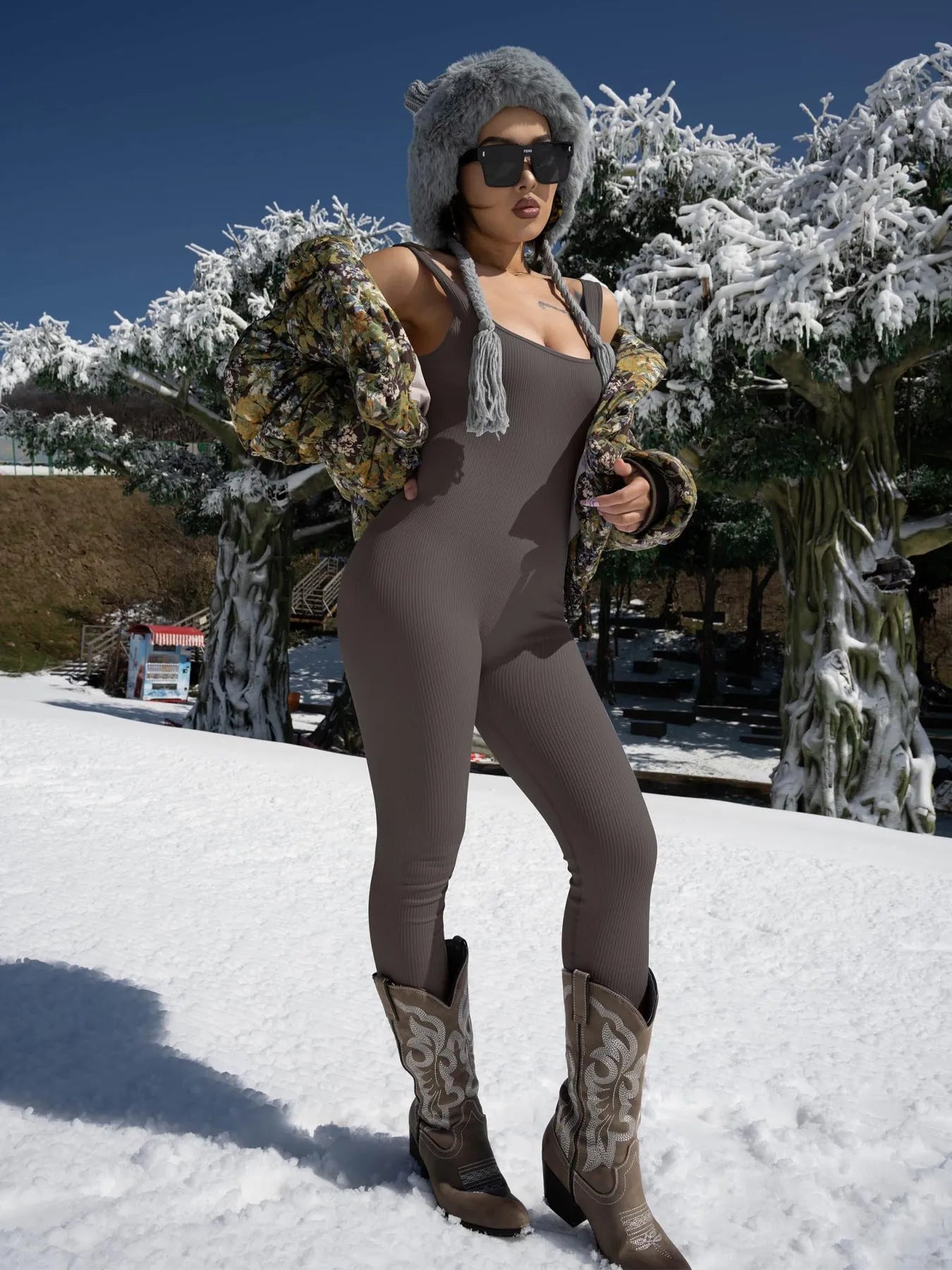 Women's suspender tank top tights in beige with adjustable buttons, 71-73cm length, and long sleeves for leisure wear