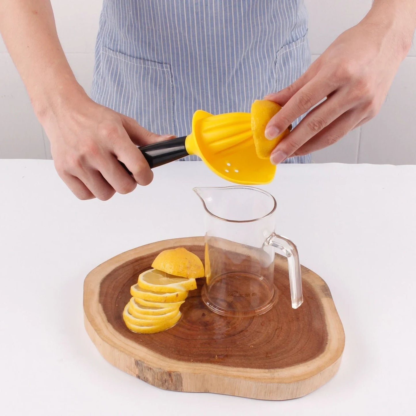 Manual citrus juicer with 21.5cm height, PP construction, and ABS handle in silver finish