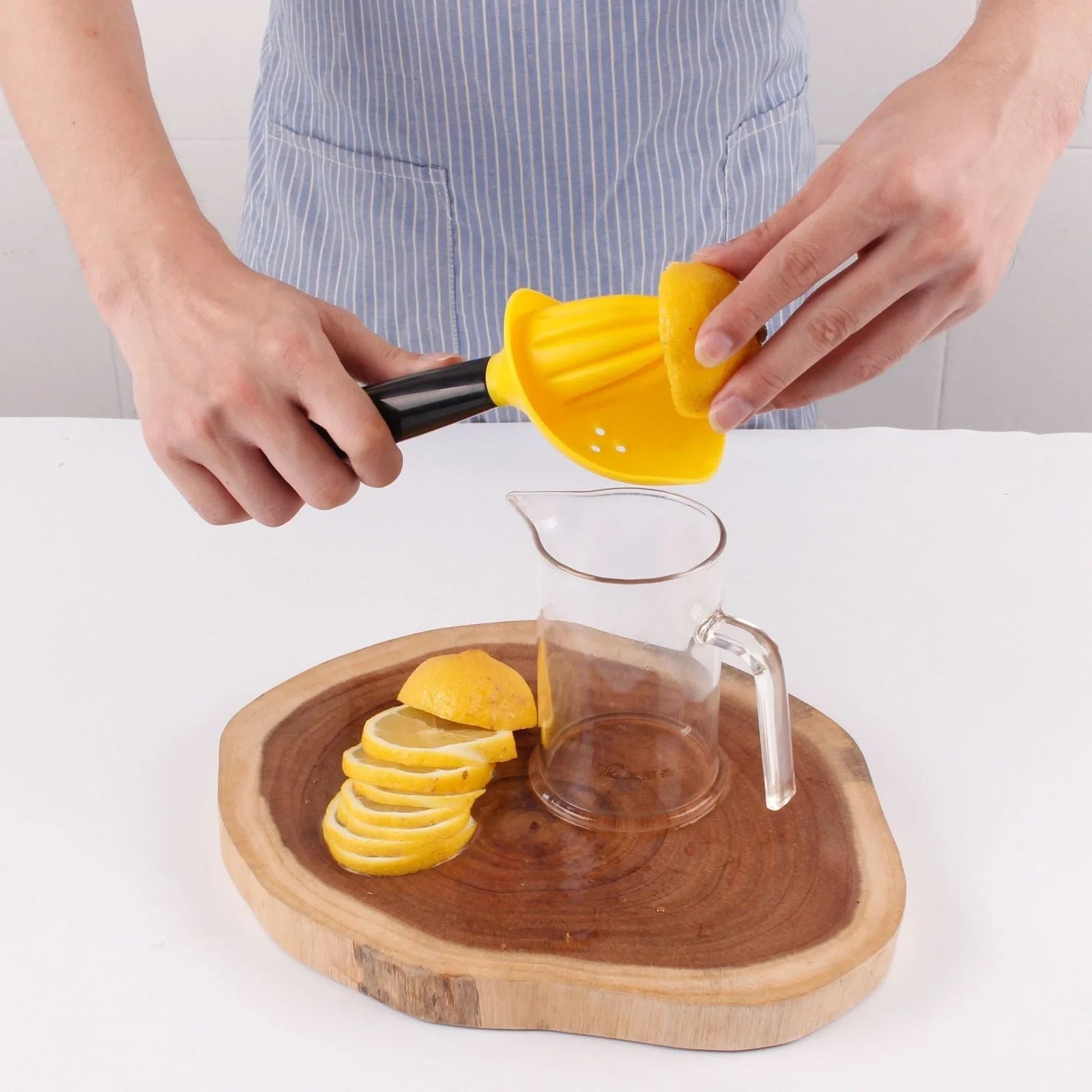 Manual citrus juicer with 21.5cm height, PP construction, and ABS handle in silver finish