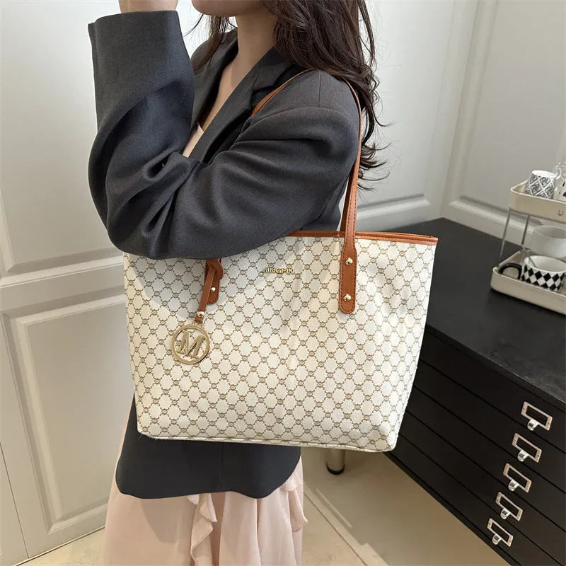 PU shoulder bag in street trend style with sewing thread details, showing 42cm width and 22.5cm handle.