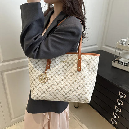 PU shoulder bag in street trend style with sewing thread details, showing 42cm width and 22.5cm handle.
