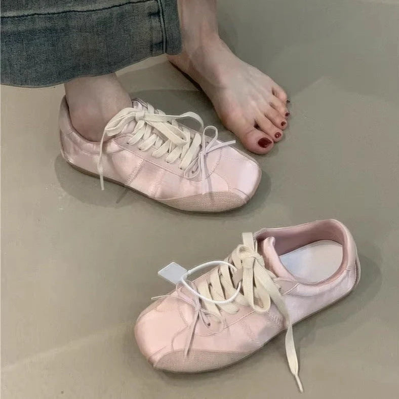 Women's white sneakers with decorative bow and round toe design in beige colour option