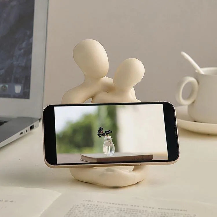 Modern resin couple statue in milky white or gold finish for bookshelf desk decoration