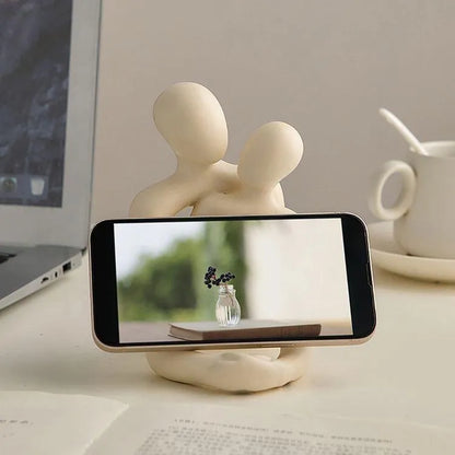 Modern resin couple statue in milky white or gold finish for bookshelf desk decoration