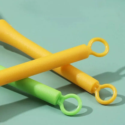 Mini manual eggbeater in green or yellow for efficient baking