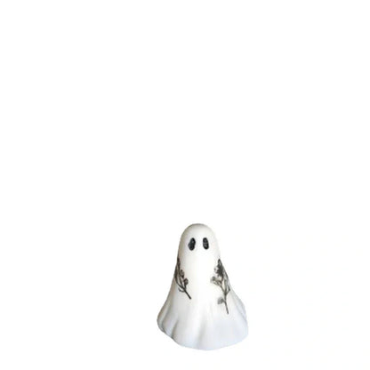 White synthetic resin ghost ornaments in sizes 3.2cm to 10cm for Halloween, three-piece set on display