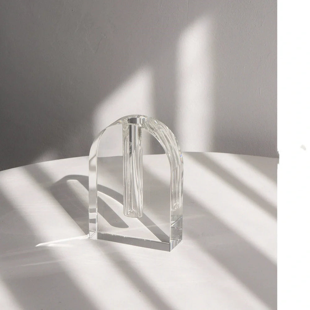 Transparent crystal vase with internal bubble formations measuring 18cm height and 12cm diameter