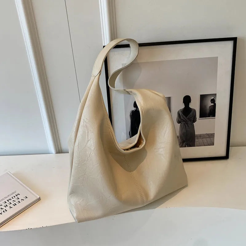 Casual soft leather large capacity shoulder bag in black with sandwich pocket and sewing thread details
