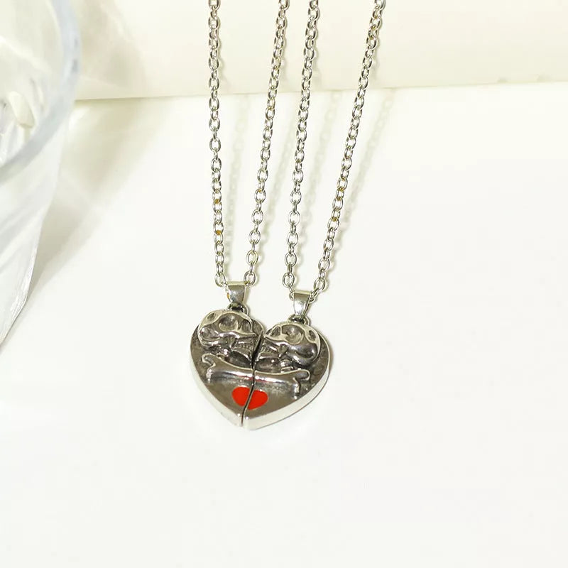 Punk Retro Skull Pendant Necklace with heart-shaped magnetic stitching in alloy