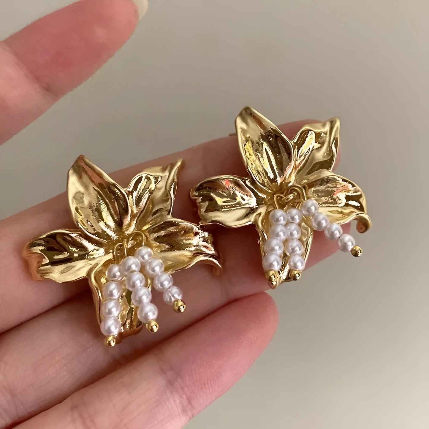 Gold H1795 metal flower earrings with pearl details, exaggerated niche style design
