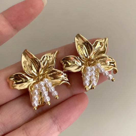 Gold H1795 metal flower earrings with pearl details, exaggerated niche style design