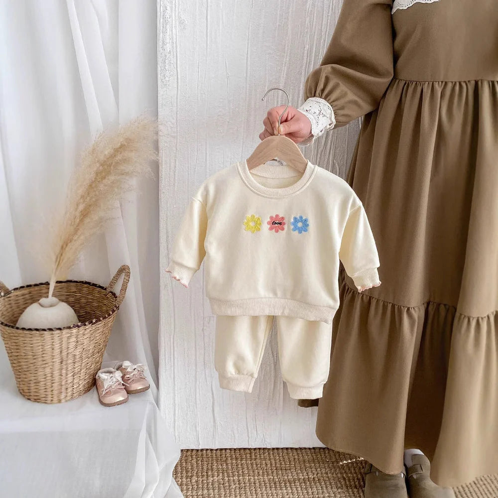Light beige cotton sweatshirt and sweatpants set with small flower print for girls