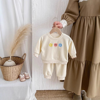 Light beige cotton sweatshirt and sweatpants set with small flower print for girls