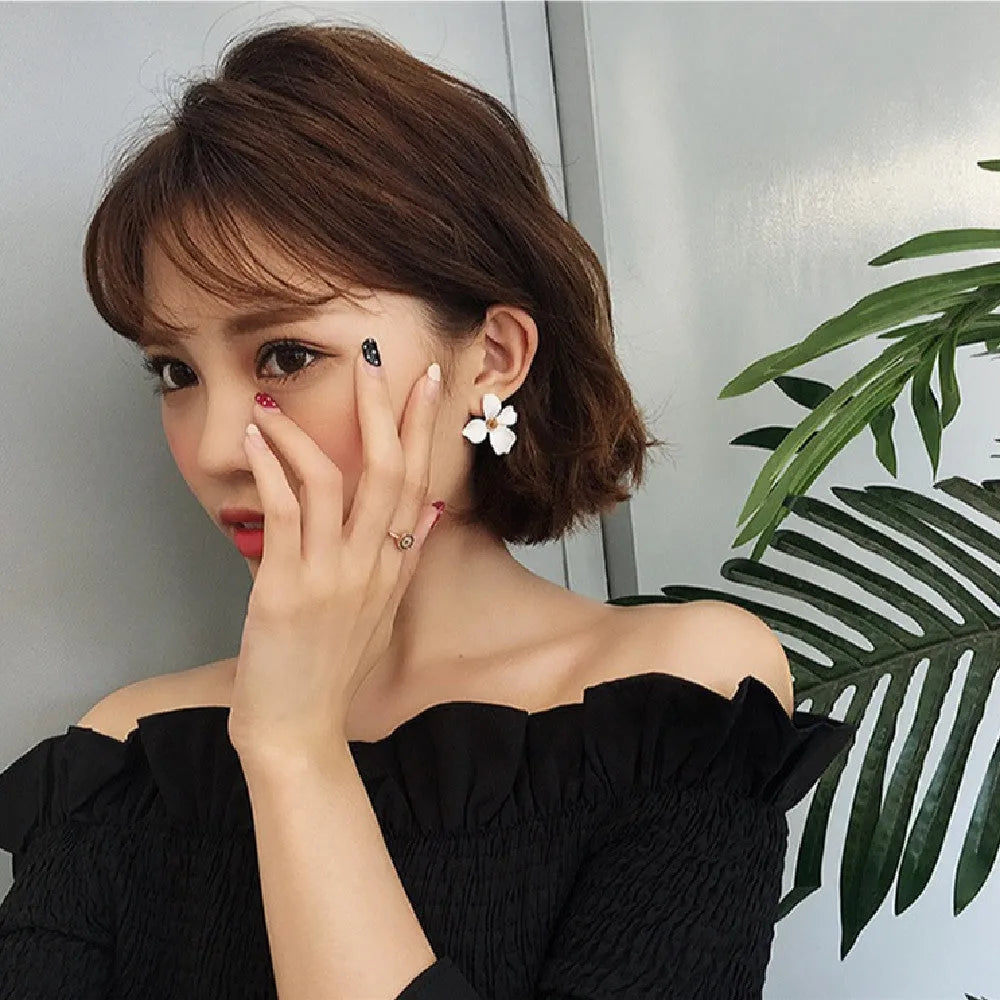 Flower-shaped stud earrings for women in white or pink electroplated finish