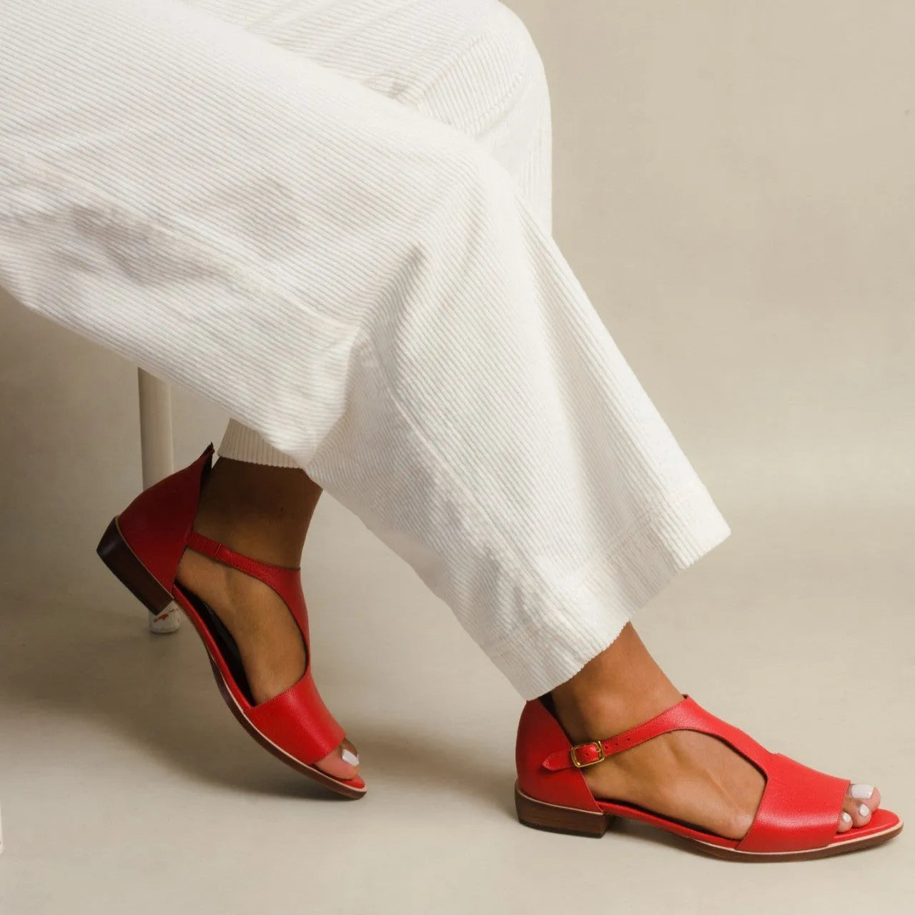 Red women's sandals with square buckle and herringbone toe holder, low-top casual design
