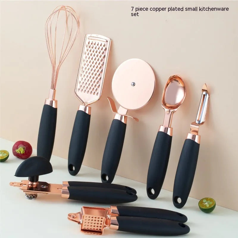 Kitchen utensil set in rose gold stainless steel comprising 7 pieces including peeler and essential tools for food preparation with copper plating accents, available in six colours: blue, grey, mint green, pink, white, and black.