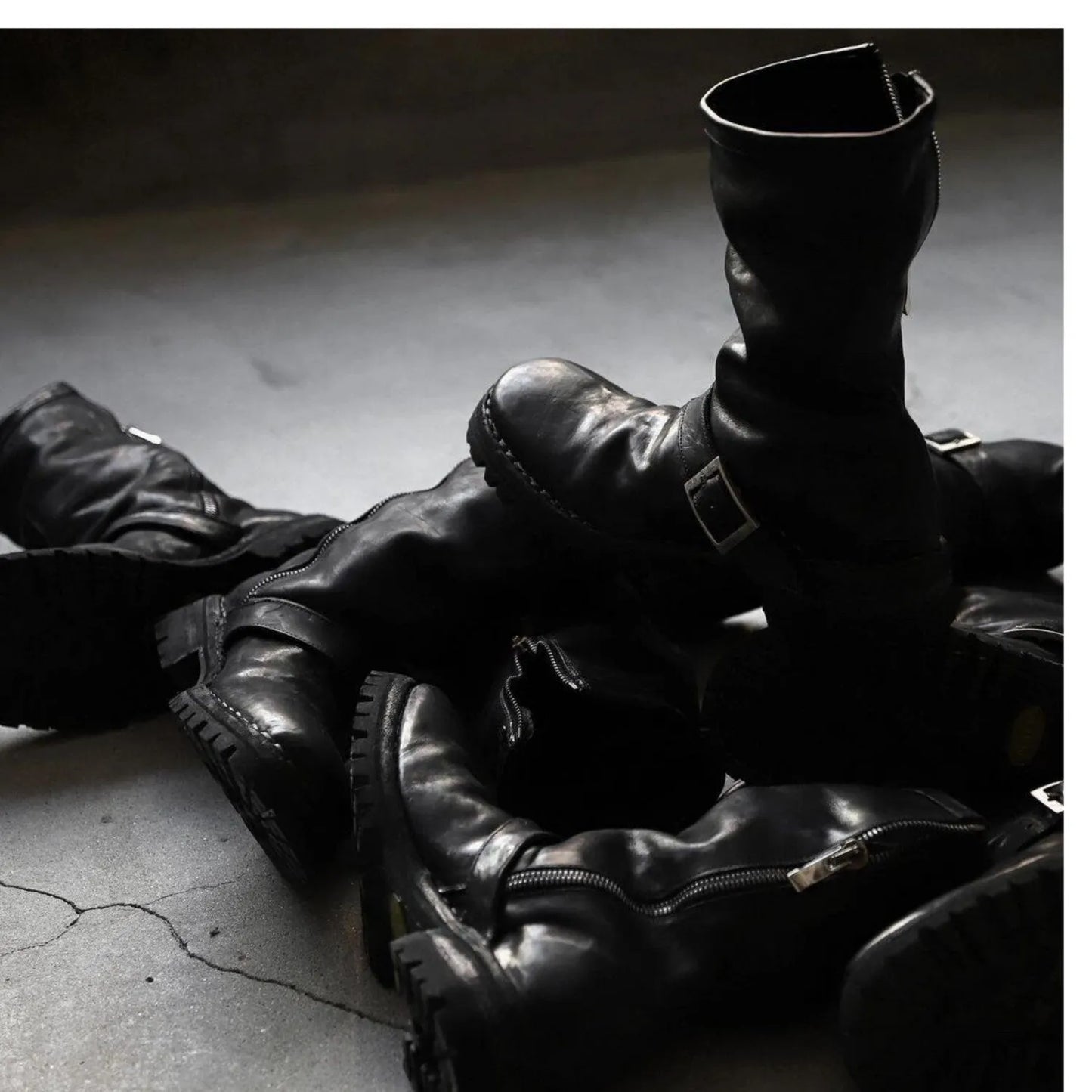 Men's dark retro Martin ankle boots with a zip fastener and round toe in black.