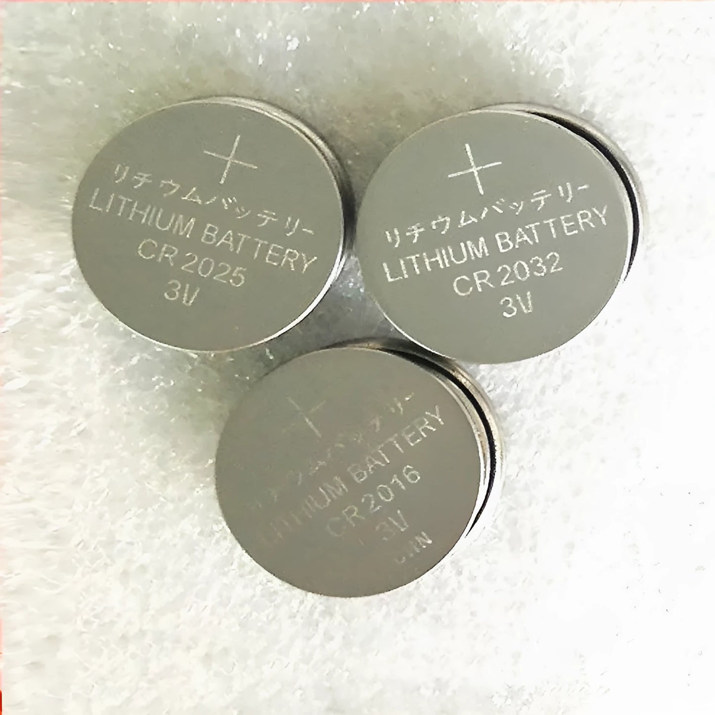 CR2032 CR2025 CR2016 3V alkaline button cell batteries showing 20mm diameter coin cells