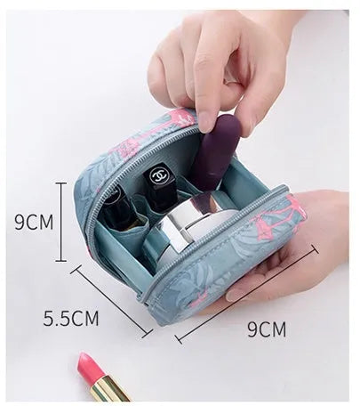 Cube-shaped makeup storage bag in cloth material with 15cm dimensions