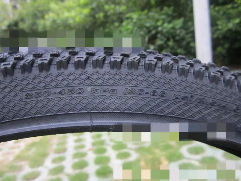 Mountain bike tyre with ultralight construction and puncture-resistant casing, weighing from 520g to 630g per tyre to reduce rotational mass and improve acceleration.
