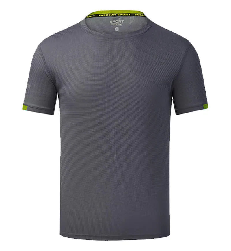 Man wearing a solid colour ice silk quick-drying short sleeve sports shirt