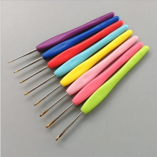 Crochet hook set with 16 pieces, ABS and polyethylene handles, sizes 1.0mm to 6.0mm, and PU storage bag