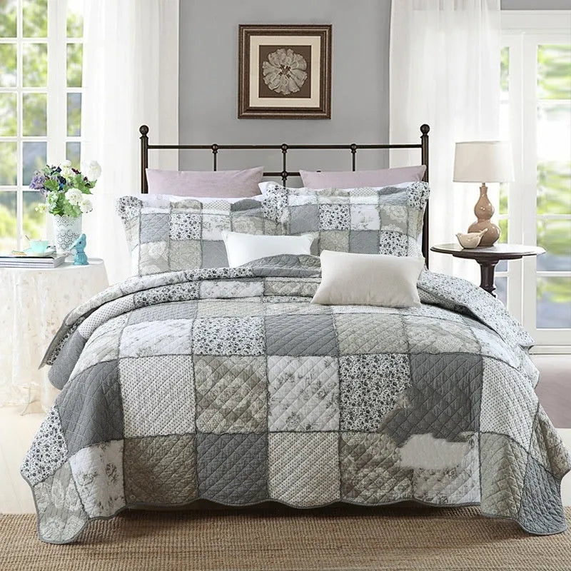 Pure cotton quilted three-piece bedding set showing 230 × 250cm bedspread and 50 × 70cm pillowcases with 68*64 fabric density