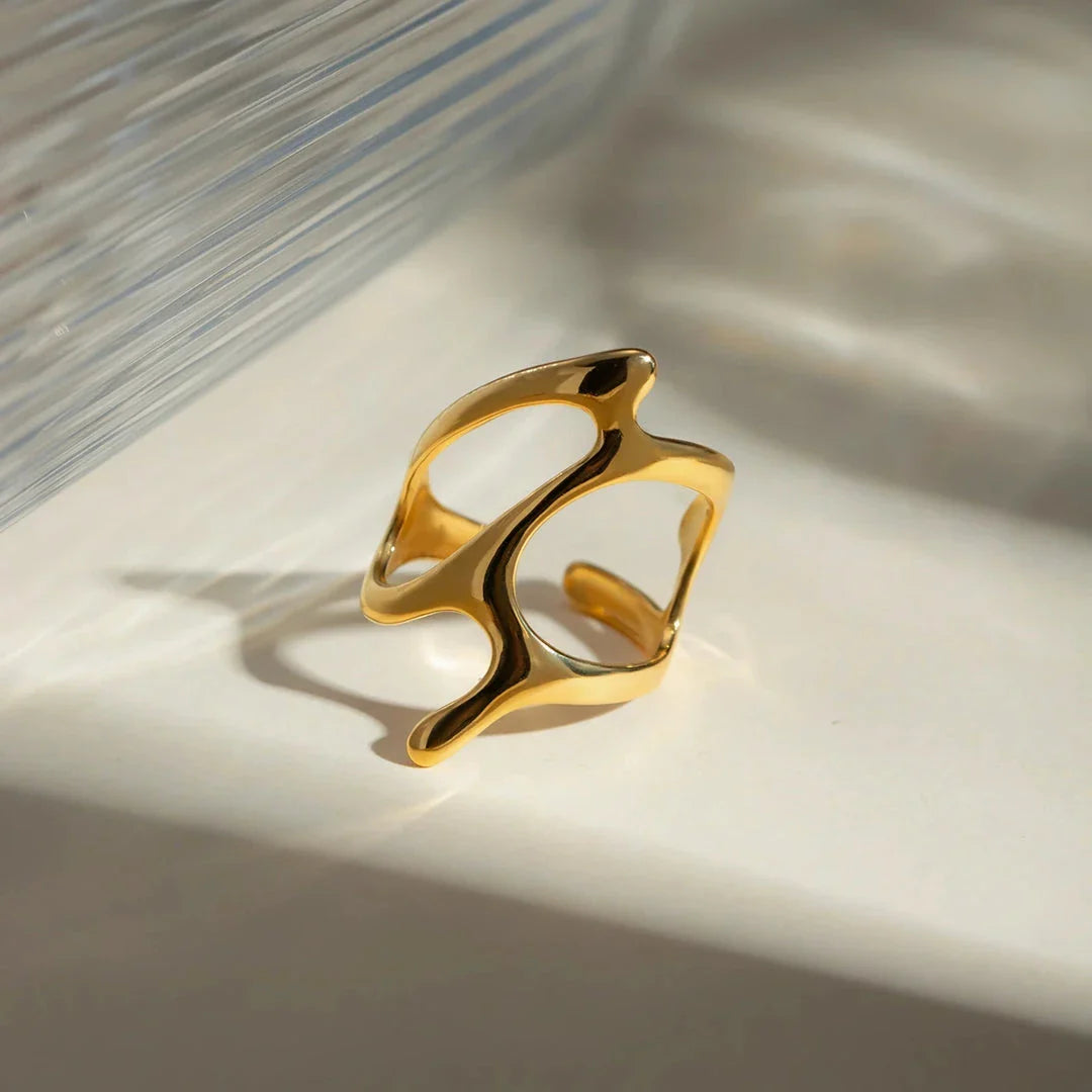 Chic stainless steel ring with an irregular geometry design and 18K PVD gold plating