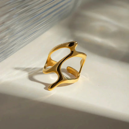 Chic stainless steel ring with an irregular geometry design and 18K PVD gold plating