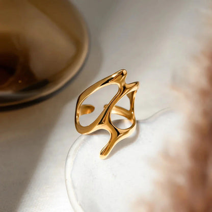 Chic stainless steel ring with an irregular geometry design and 18K PVD gold plating